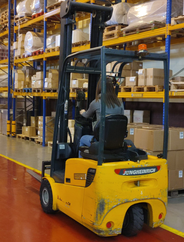 carretilla elevadora en fabrica de bolsas de plastico y papel